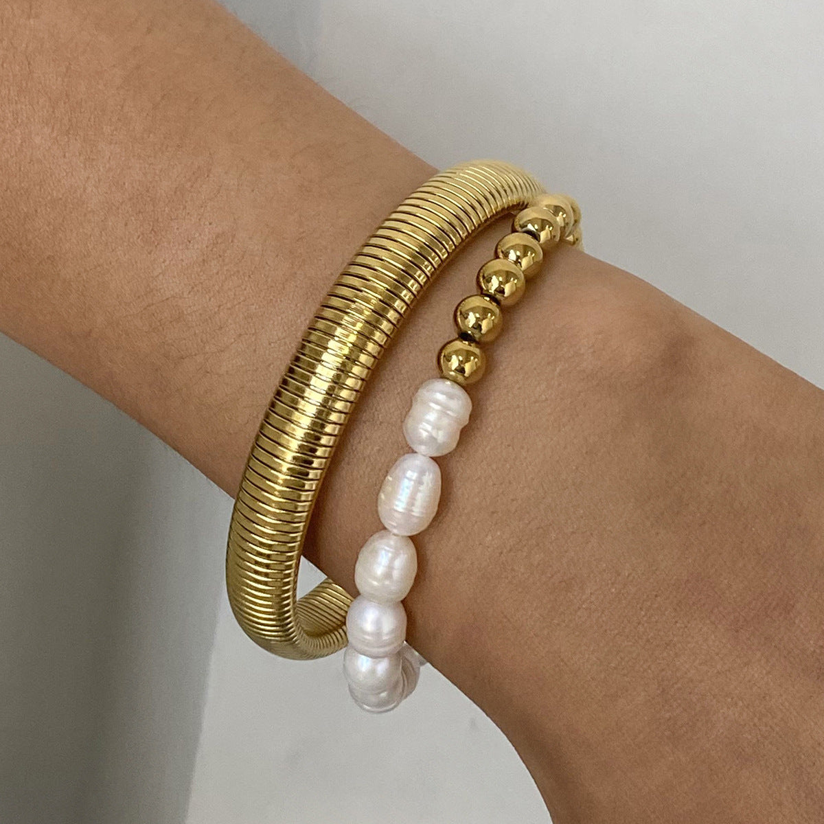 Anillo geométrico de moda con patrón enchapado en oro de 18 quilates, pulsera de perlas de acero inoxidable con resorte para mujer