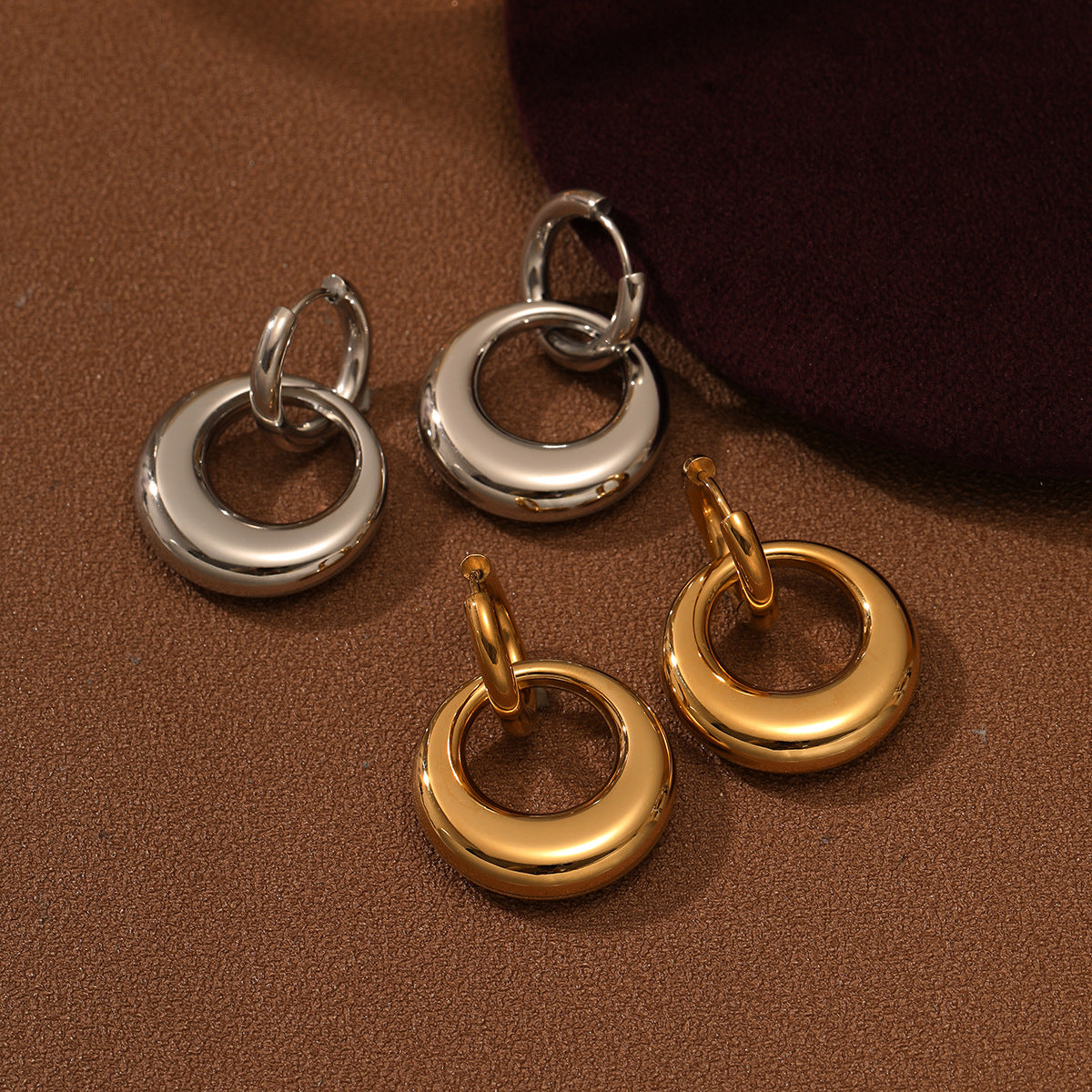 Pendientes redondos minimalistas de acero de titanio con chapado al vacío de oro de 18 quilates para mujer
