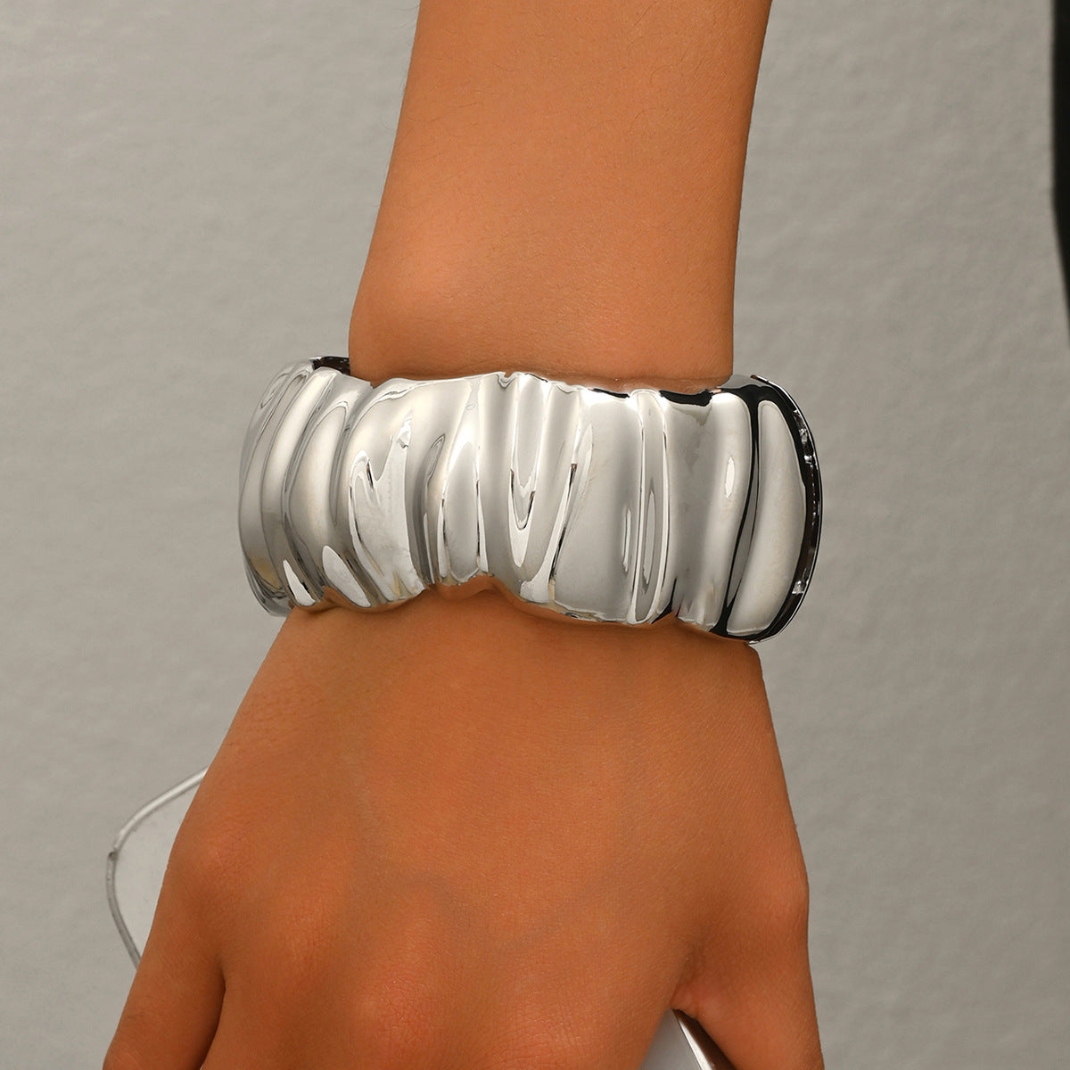 Pulsera de aleación de zinc con chapado en oro de 18 quilates, diseño geométrico arrugado, de lujo ligero para mujer