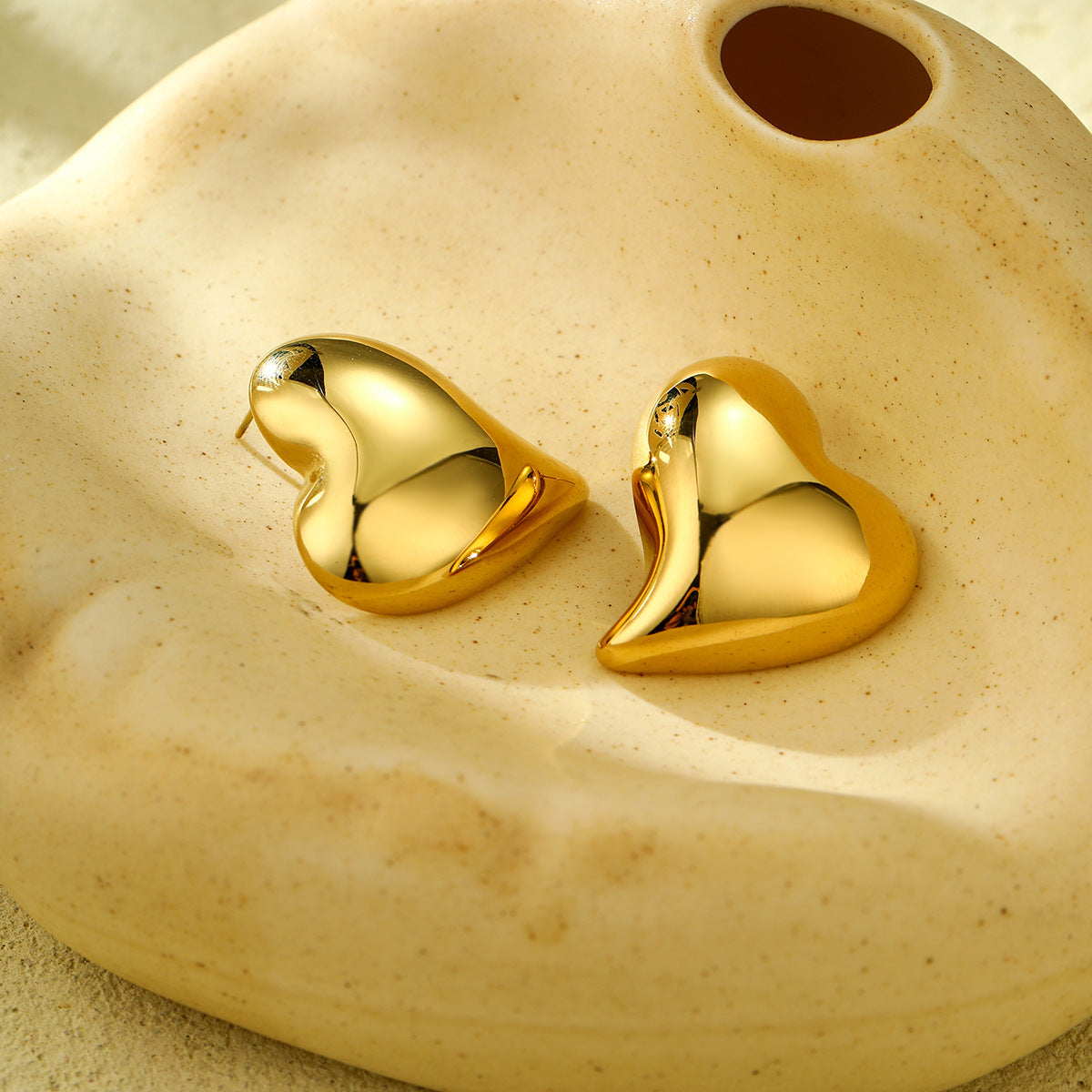 Orecchini vintage in acciaio inossidabile a forma di cuore con finitura placcata da donna