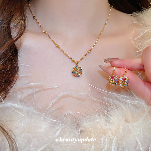 Elegante Parure di Collana e Orecchini in Rame Dorato Stile Lusso con Motivo Floreale e Pendente Rotondo da Donna