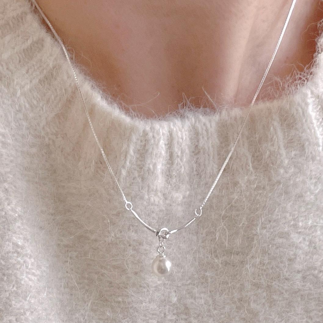 Collar de perlas con nudo estilo coreano minimalista de plata de ley 925 con acento geométrico