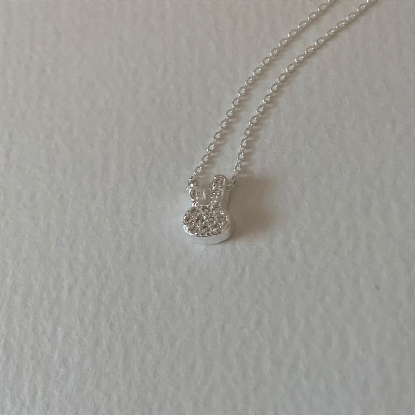Collana con Ciondolo Coniglio Minimalista in Argento Sterling 925 con Finitura Placcata su Catena a Croce