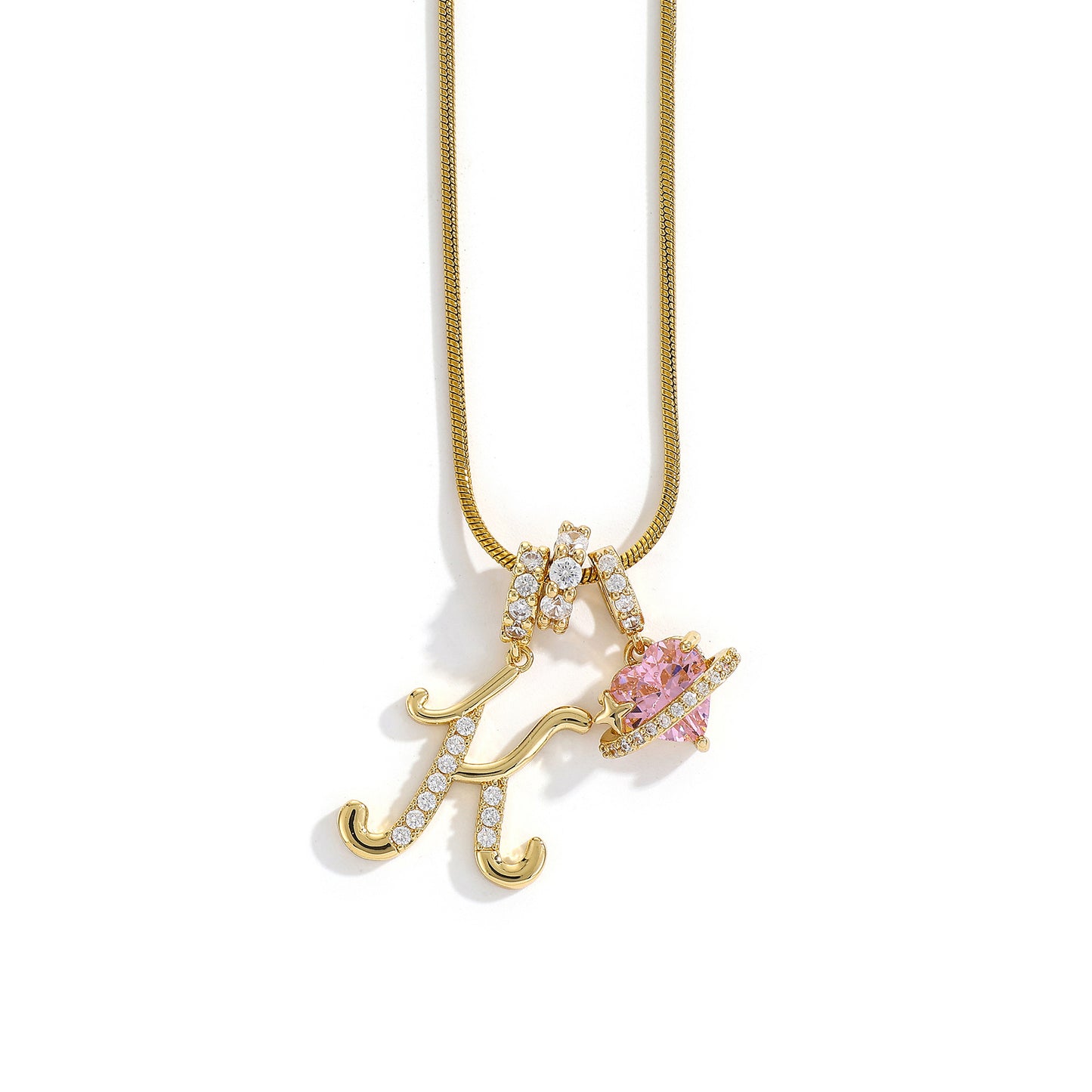 Collana con ciondolo a lettera minimalista in rame con intarsio di zirconi dal design geometrico per donna