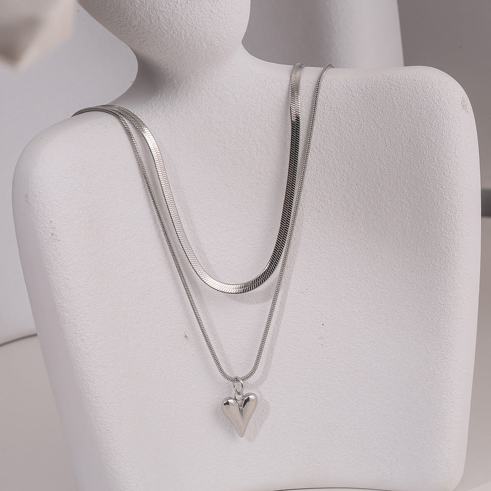 Collar minimalista de doble capa con colgante de corazón para mujer, cadena de serpiente de acero inoxidable con dije de acero de titanio y acabado chapado