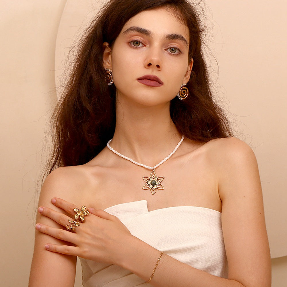 Collana Pendente Floreale Vintage in Acciaio Inossidabile con Placcatura in Oro 18K, Dettaglio in Pietra Naturale Fatto a Mano, Gioielli Quotidiani da Donna