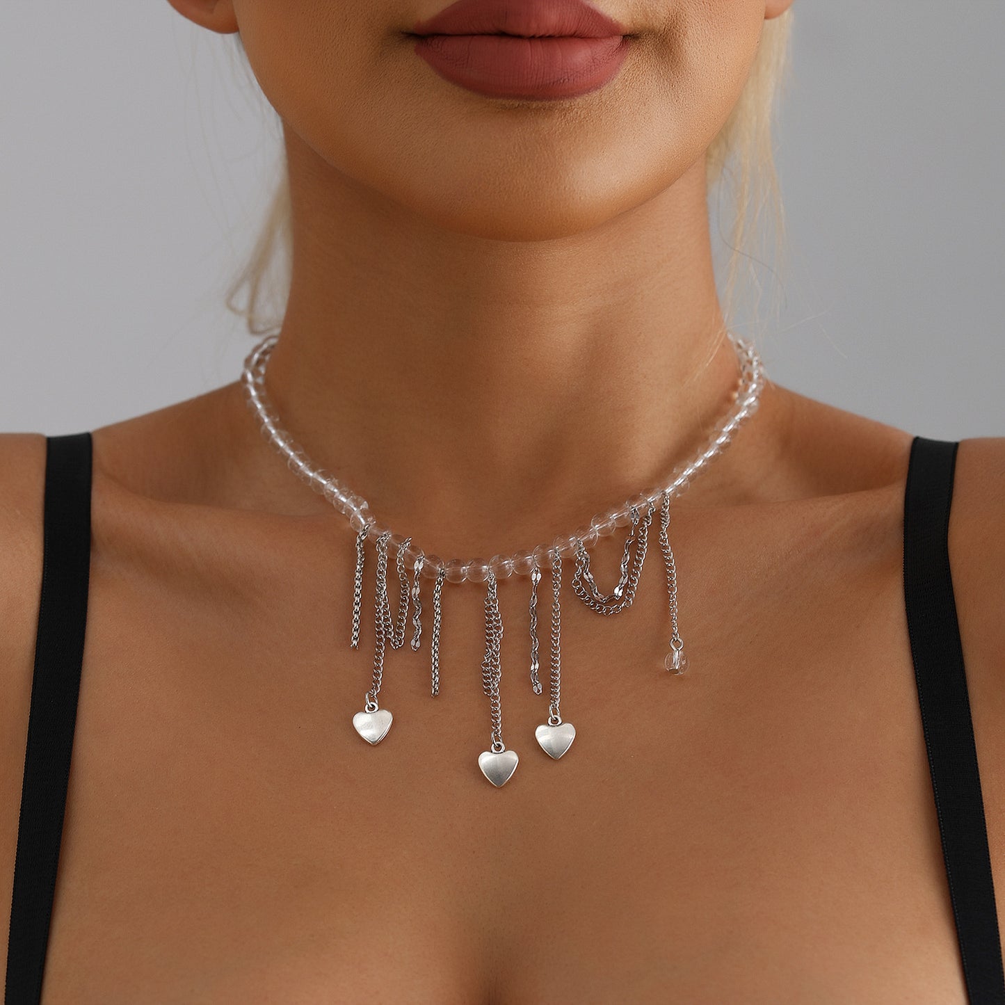Collar con colgante de cuentas de resina en forma de corazón de moda con detalle de borla para mujer, dije de aleación galvanizada en cadena de clavícula