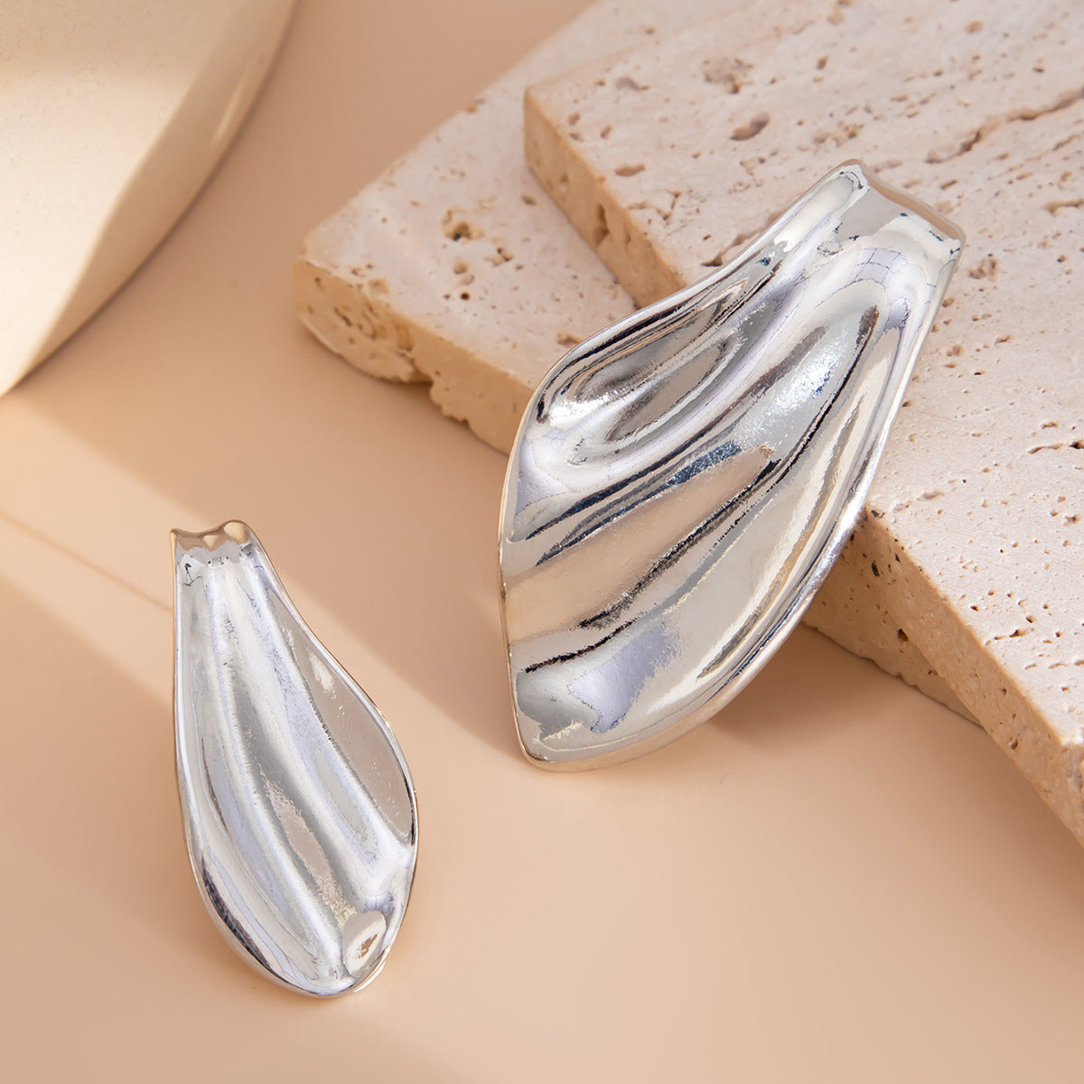 Pendientes de Tachuela Metálicos Geométricos Florales Asimétricos Exagerados para Mujer con Acabado Chapado