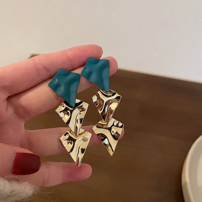 Pendientes asimétricos vintage con cabeza de león de metal con postes de acero bañados en plata para mujer