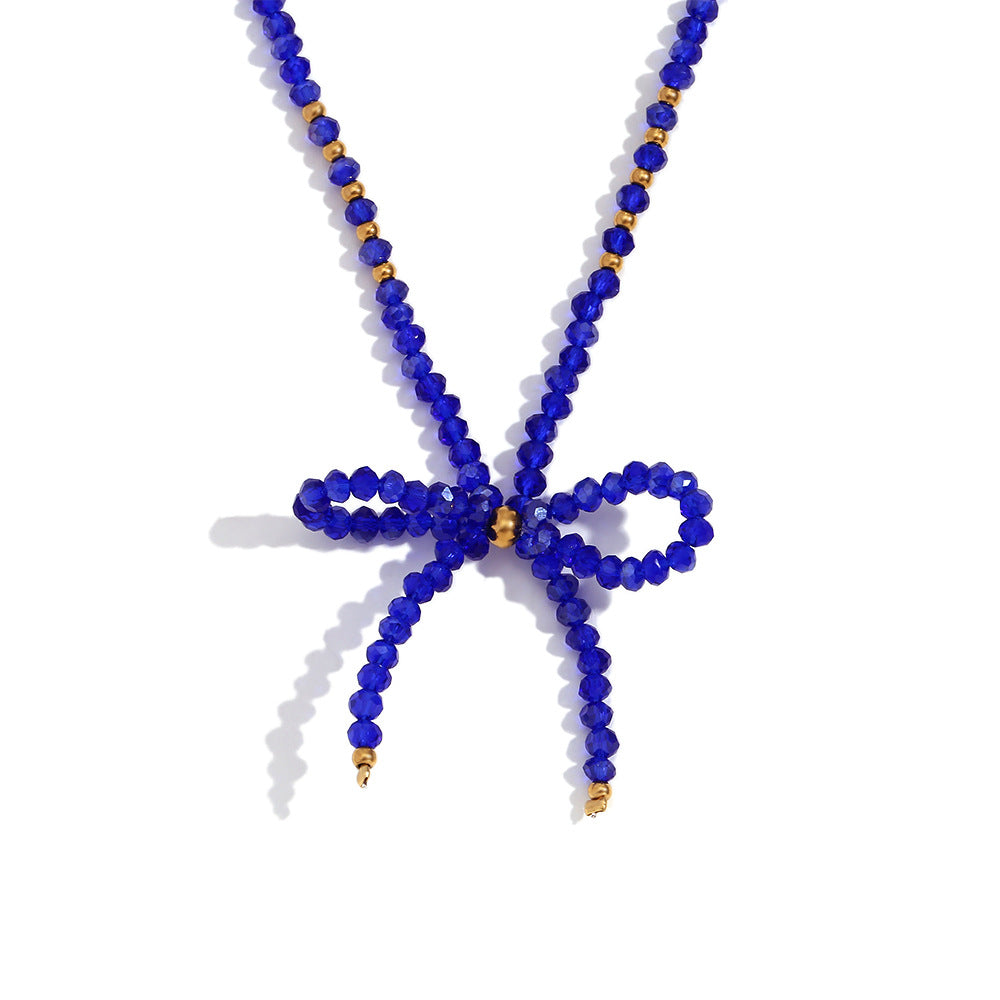 Elegante collar con colgante de acero inoxidable en forma de lazo para mujer con detalles de cristal facetado azul y acabado galvanizado