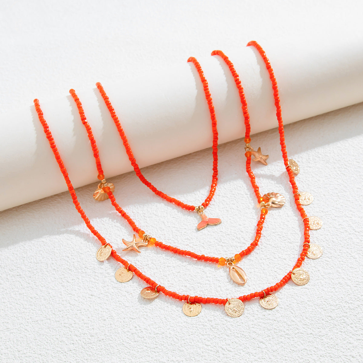 Collana con ciondolo a stella etnica e forme geometriche in lega per donna con finitura placcata, design a coda di pesce, paillettes, conchiglie, stelle marine e catena multistrato di perline