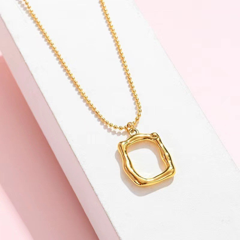 Collana con ciondolo quadrato irregolare minimalista da donna in acciaio al titanio placcato, delicata catenina per maglione con design a lettera o numero