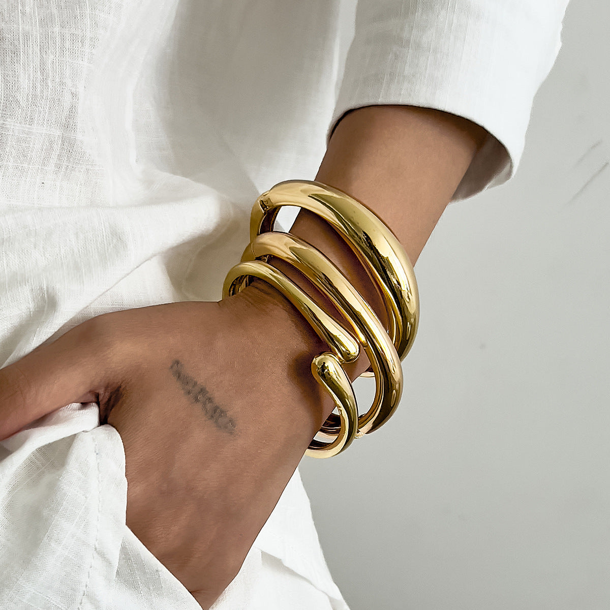 Pulsera minimalista geométrica en forma de gota con cierre de mosquetón de aleación pulida para mujer