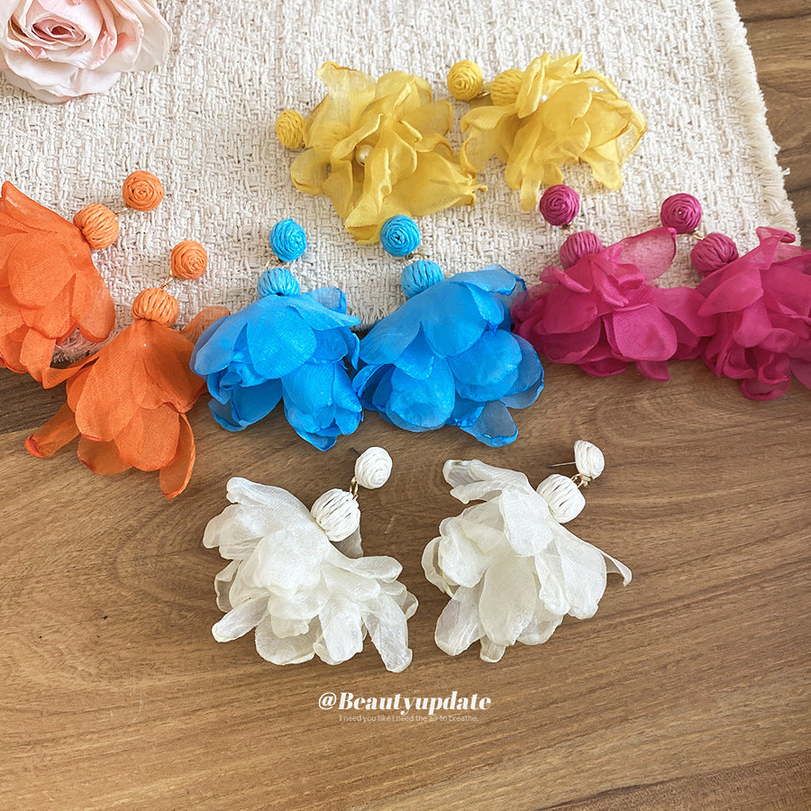 Orecchini a perno floreali fatti a mano in acciaio per donna con accenti in chiffon e rafia, gioielli per le orecchie lussuosi, leggeri, dolci ed eleganti, in stile vacanziero