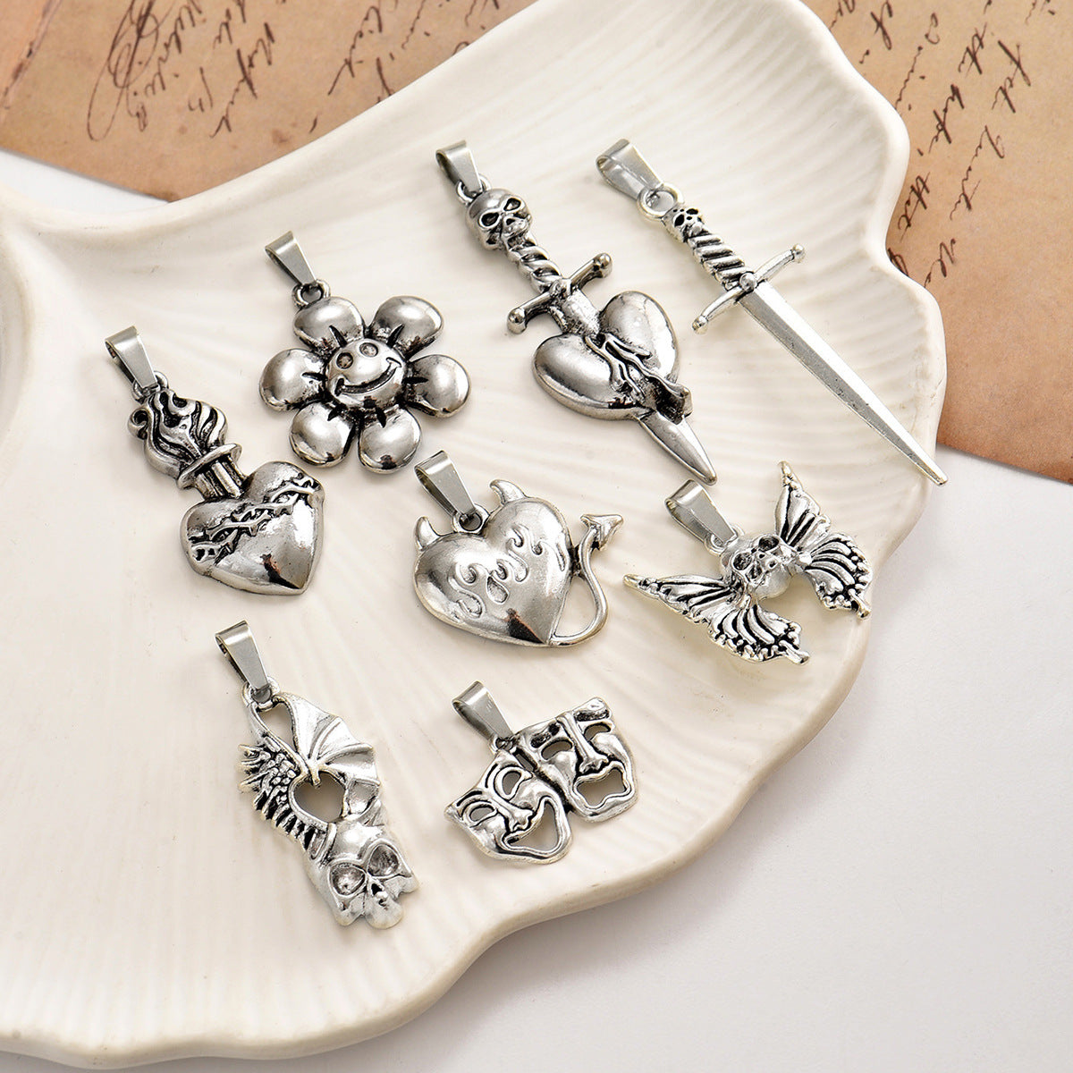 Collana Punk Vintage a Croce con Teschio e Ciondolo a Cuore in Lega con Finitura Galvanica per Donna e Uomo