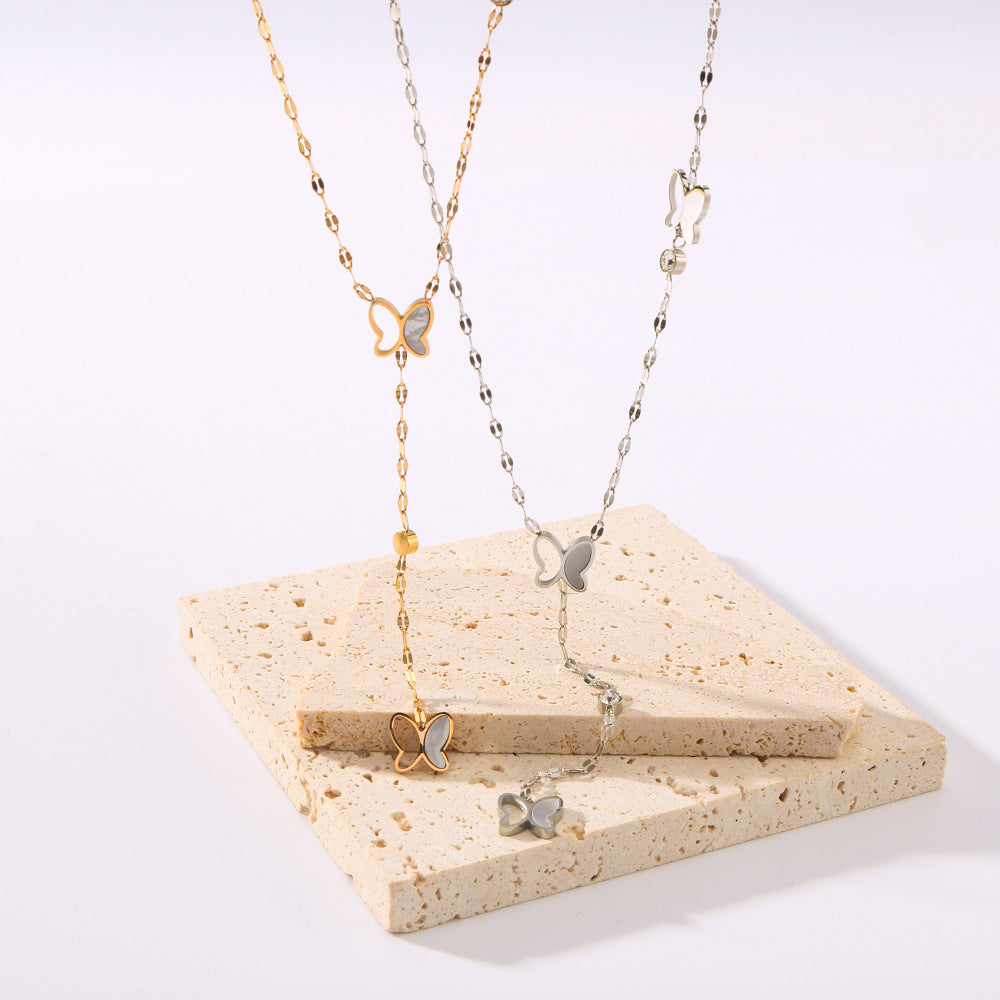 Collana pendente a farfalla minimalista in acciaio al titanio con placcatura in oro 18 carati su catena a O da donna