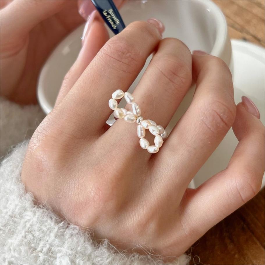 Dulce Anillo Minimalista Hecho a Mano con Perla de Agua Dulce y Lazo Geométrico de Plata de Ley 925