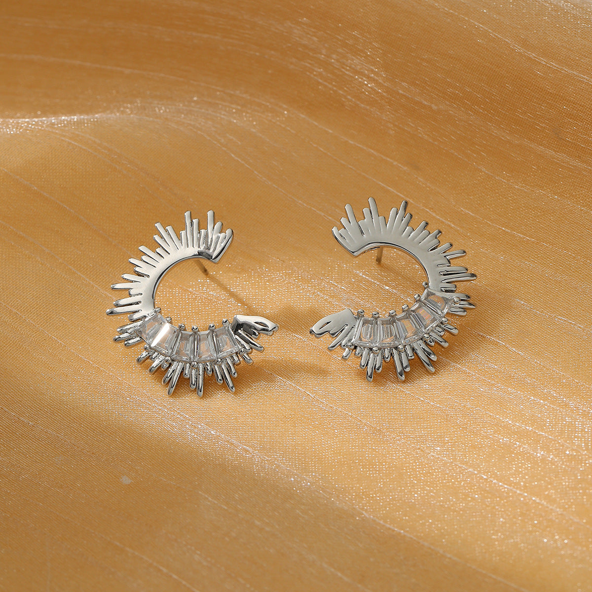 Orecchini da donna alla moda in acciaio al titanio a forma di girasole con intarsio di strass e placcatura sottovuoto in oro 18 carati