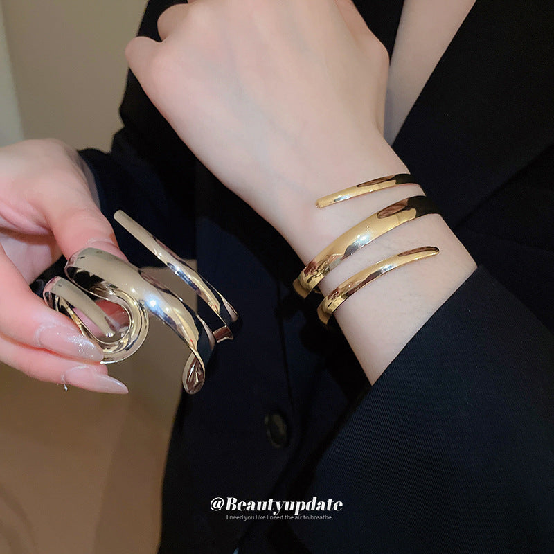 Elegante bracciale in metallo a fascia aperta geometrico con design a linee traforate per donna