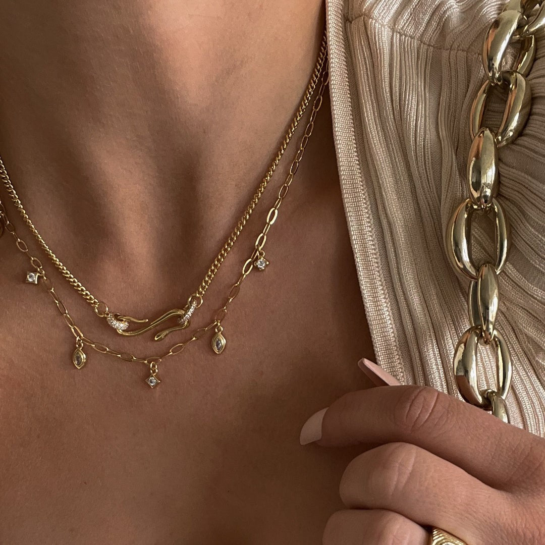 Collana Pendente Geometrica Vintage con Zirconi e Motivo a Serpente in Acciaio al Titanio su Catena in Rame Placcato Oro