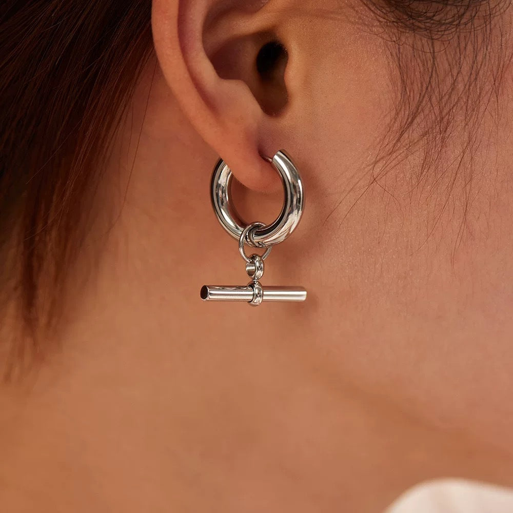 Orecchini a cerchio pendenti da donna con barra a T geometrica minimalista in acciaio inossidabile con finitura placcata