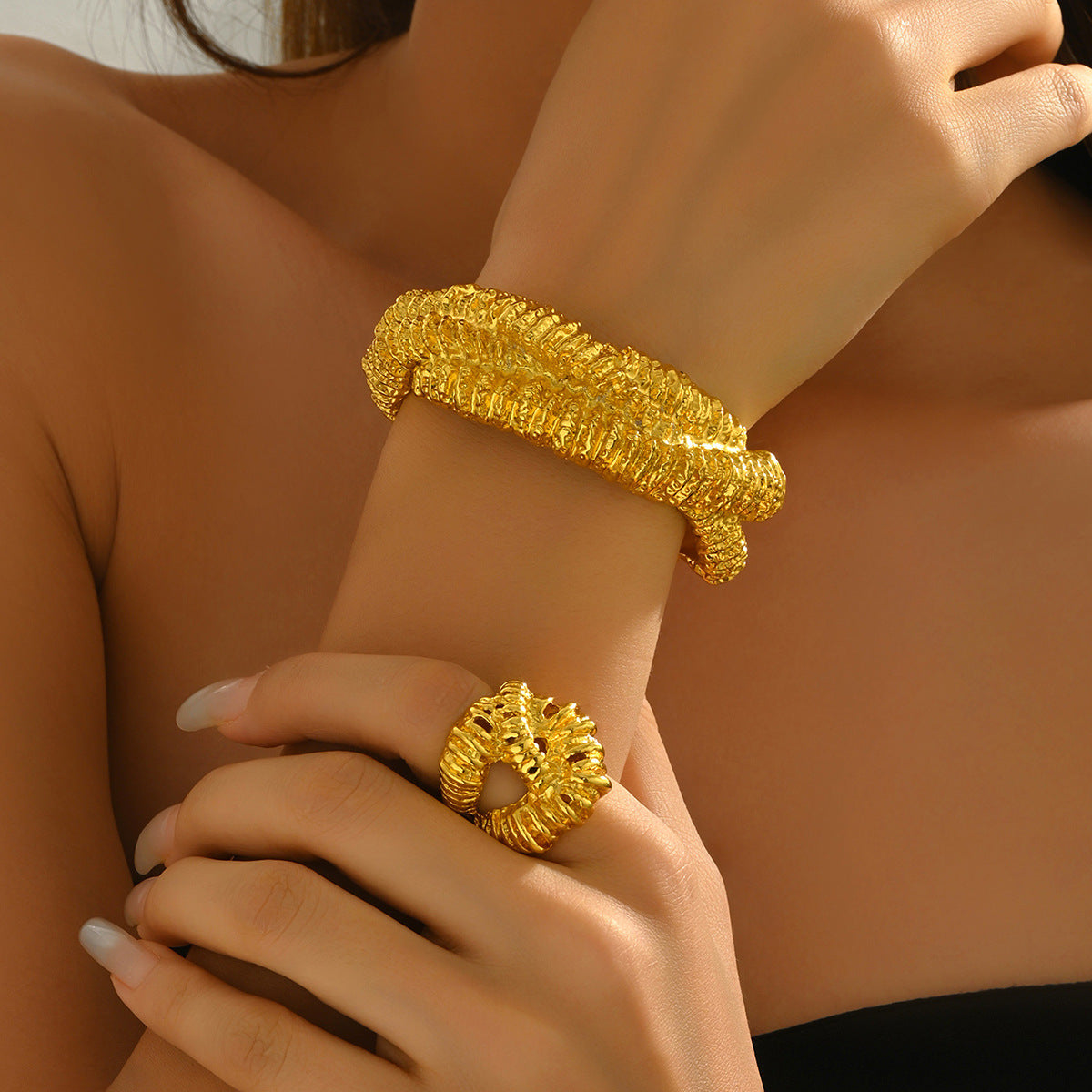 Pulsera de brazalete abierto con diseño arrugado geométrico de moda chapado en oro de 18 quilates para mujer