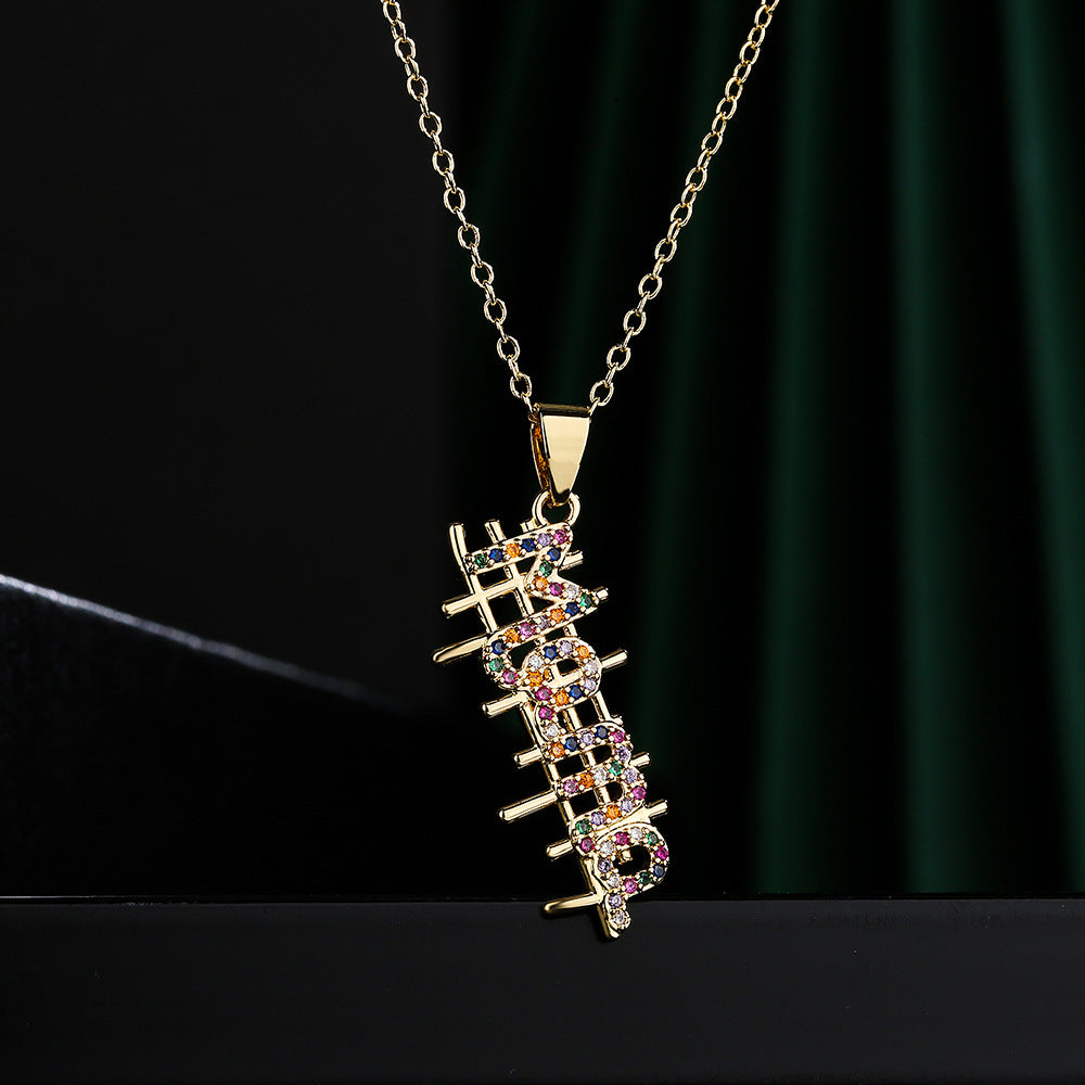 Collana con Ciondolo Geometrico Minimalista MAMA in Rame con Placcatura in Oro Vero e Intarsio di Zirconi