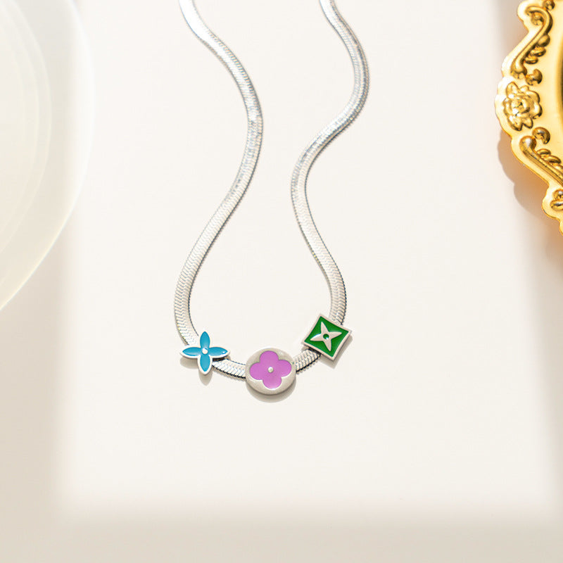 Collar minimalista geométrico de titanio y acero con acabado esmaltado para mujer, delicado collar de cadena fina con acento floral de color contrastante