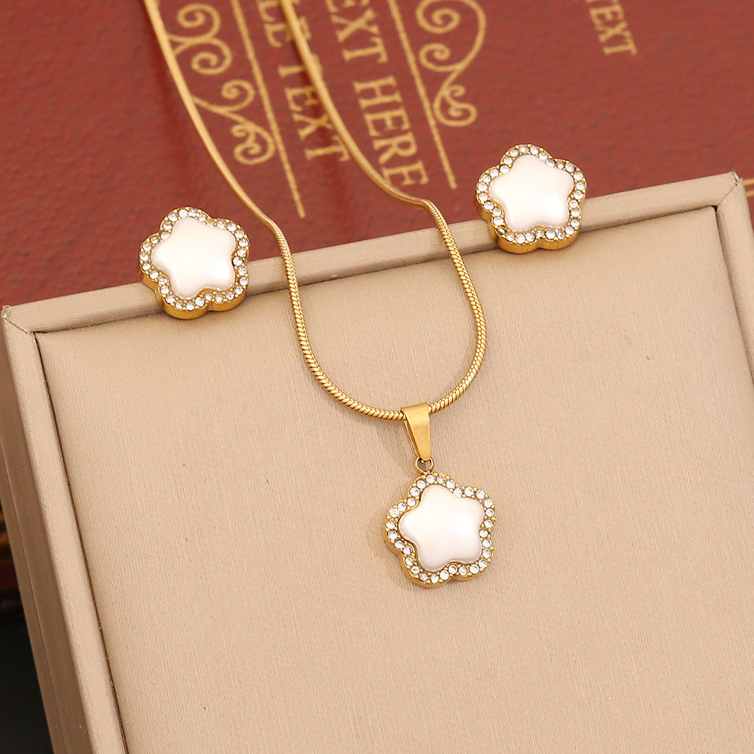 Fashionable Heart-Shaped Geometric Pendant Necklace Set with Rhinestone Inlay in Stainless Steel on Snake Chain for Women