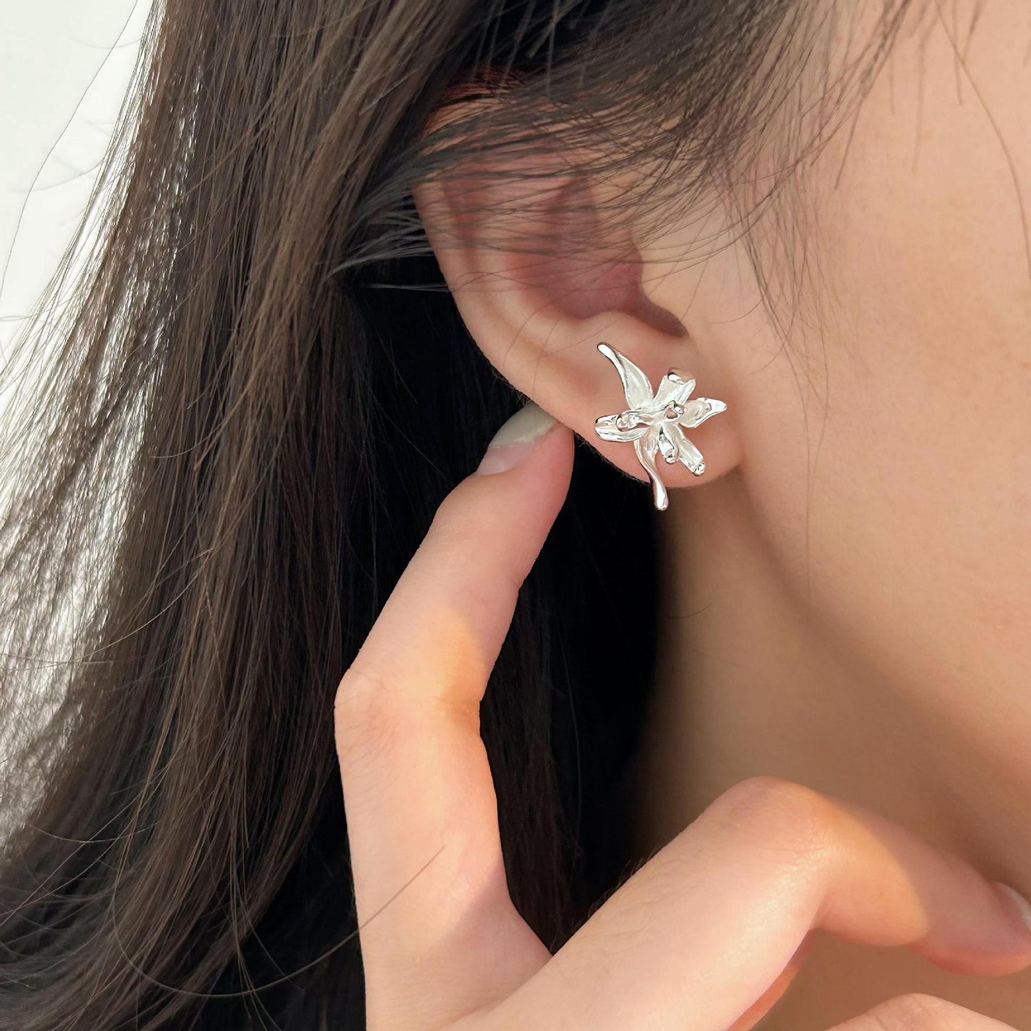 Orecchini a perno floreali minimalisti in argento per donna, in argento sterling 925 con design a petalo, gioielli eleganti e versatili per tutti i giorni