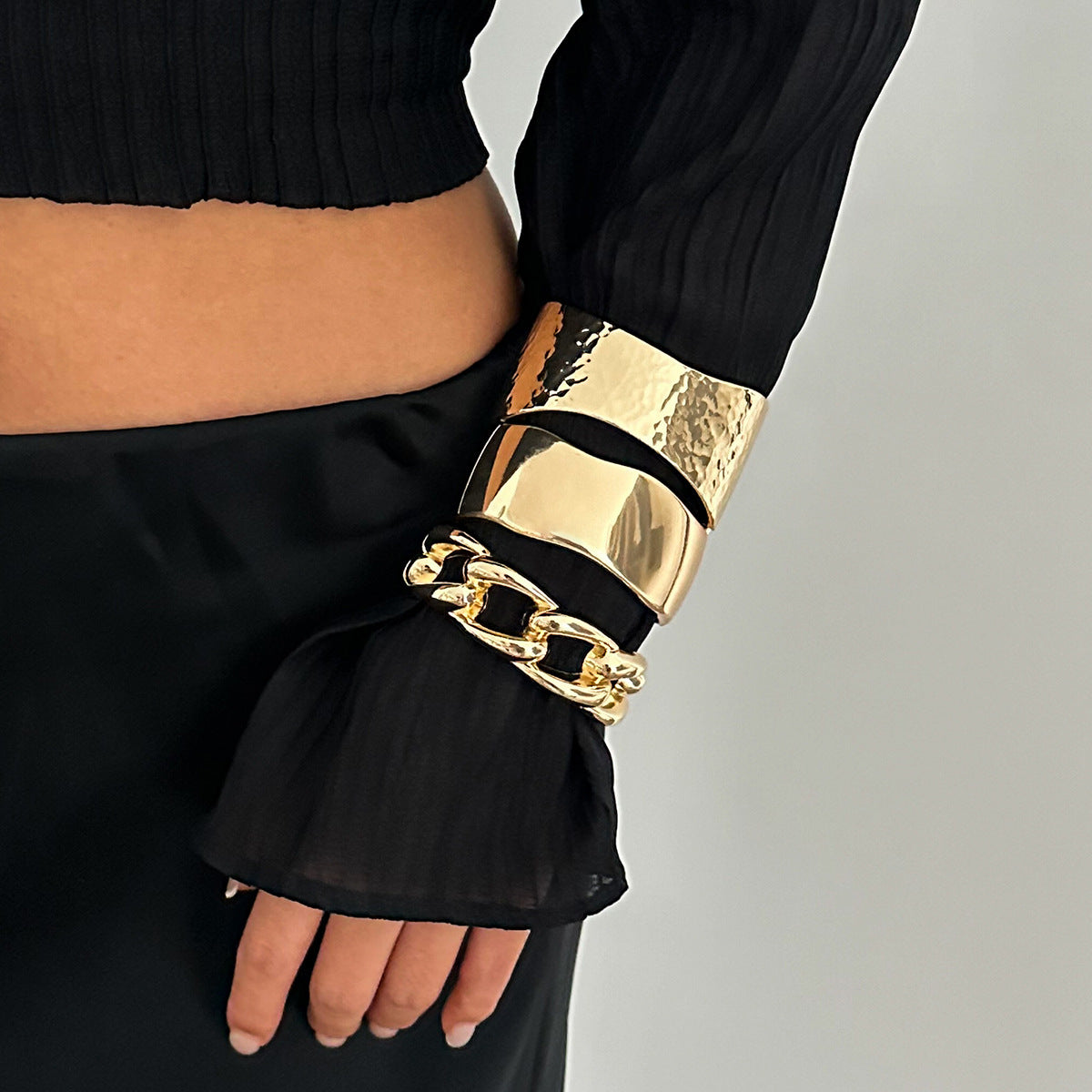 Bracciale in metallo geometrico dolce e spigoloso con finitura lucida e chiusura a molla, bracciale stile punk