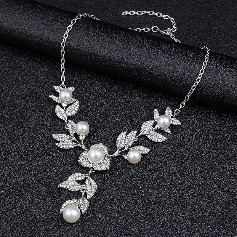 Chic Minimalist Leaf-Shaped Alloy Pendant Necklace Set for Women with Plated Finish, Pearl Accent Clavicle Chain Jewelry