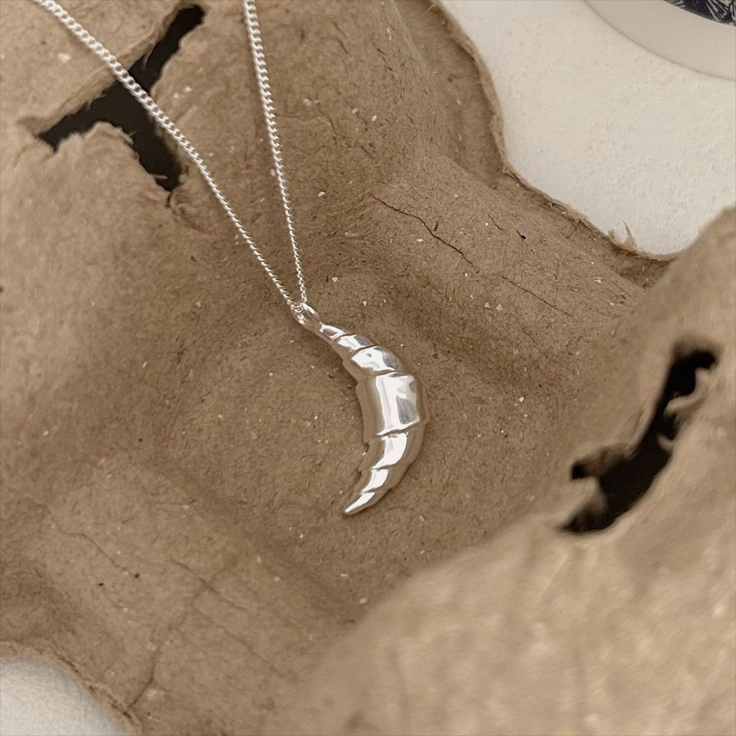 Collar con colgante de luna minimalista en plata de ley 925 con contorno geométrico y acabado galvanizado