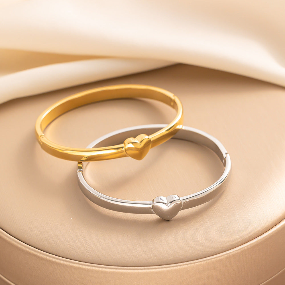 Minimalist Luxury Heart-Shaped Titanium Steel Bracelet for Women with Electroplated Finish, Hypoallergenic and Fade-Resistant