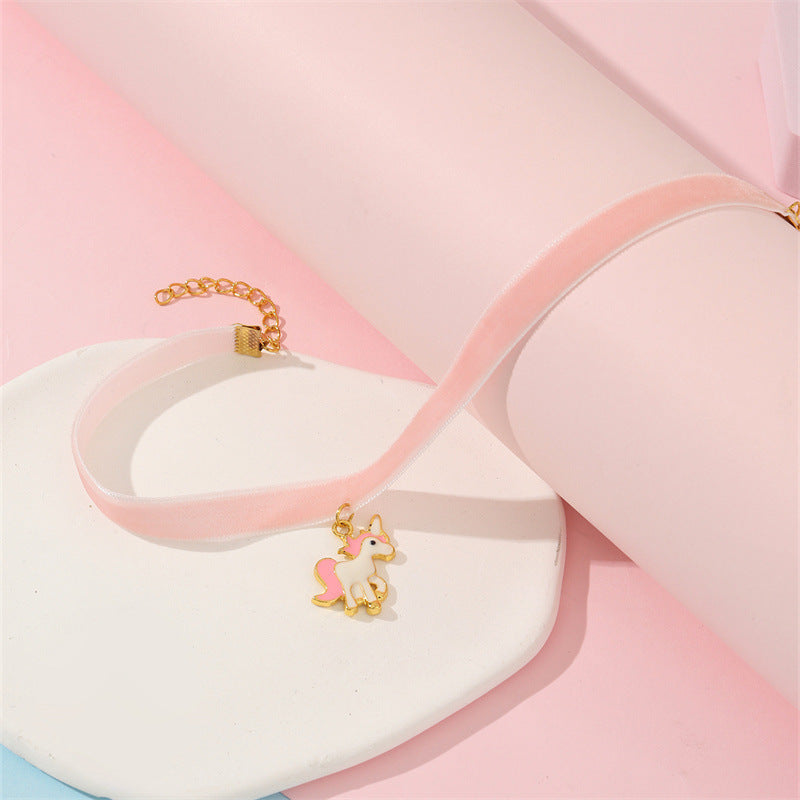 Collana con Pendente Unicorno Carino per Ragazze con Dettaglio Nastro di Raso Rosa, Costruzione in Resina Plastica, Finitura Placcata, Stile Catena alla Clavicola