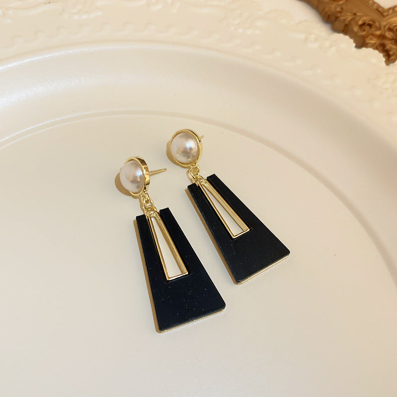Pendientes asimétricos vintage con cabeza de león de metal con postes de acero bañados en plata para mujer