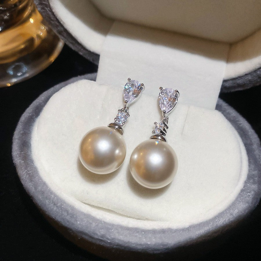 Orecchini da donna vintage eleganti a forma di stella geometrica con perle simulate e zirconi, perni in acciaio placcato