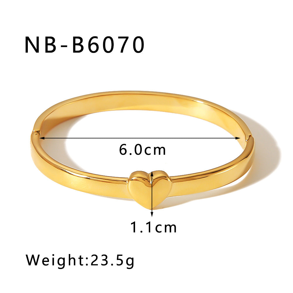 Bracciale minimalista a cuore in acciaio inossidabile placcato oro 18 carati, superficie liscia lucida, design contemporaneo versatile