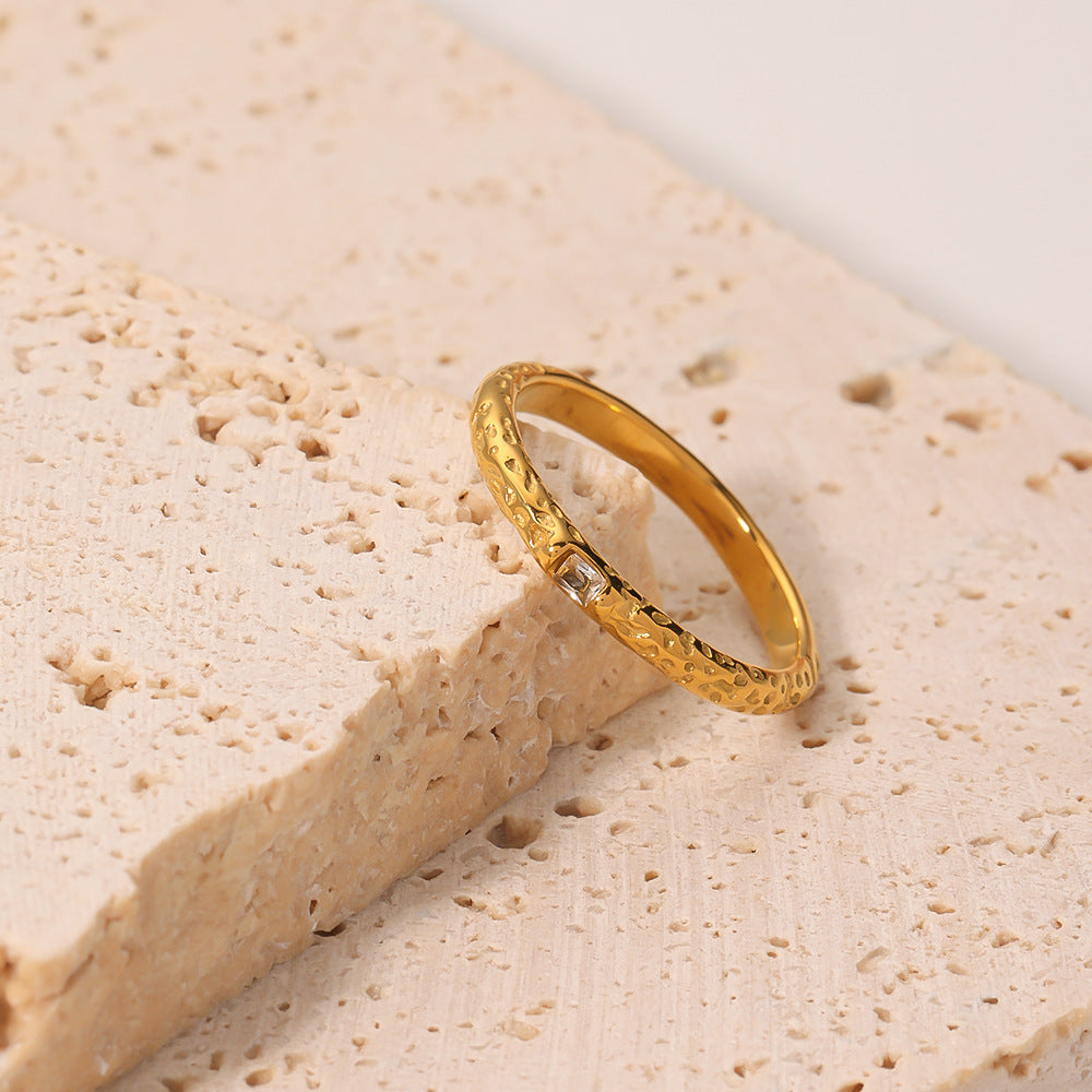Anello Minimalista Irregolare Testurizzato con Zirconia in Acciaio al Titanio, Placcato Oro 18K, per Dito Indice