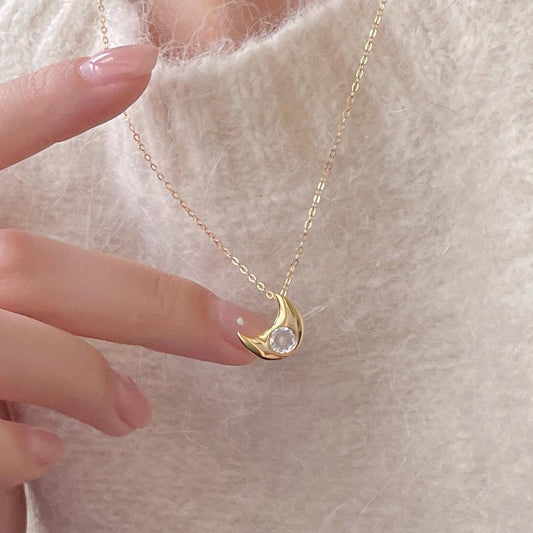 Collar Minimalista con Colgante de Luna de Plata de Ley 925 con Incrustaciones de Pedrería en Cadena de Eslabones