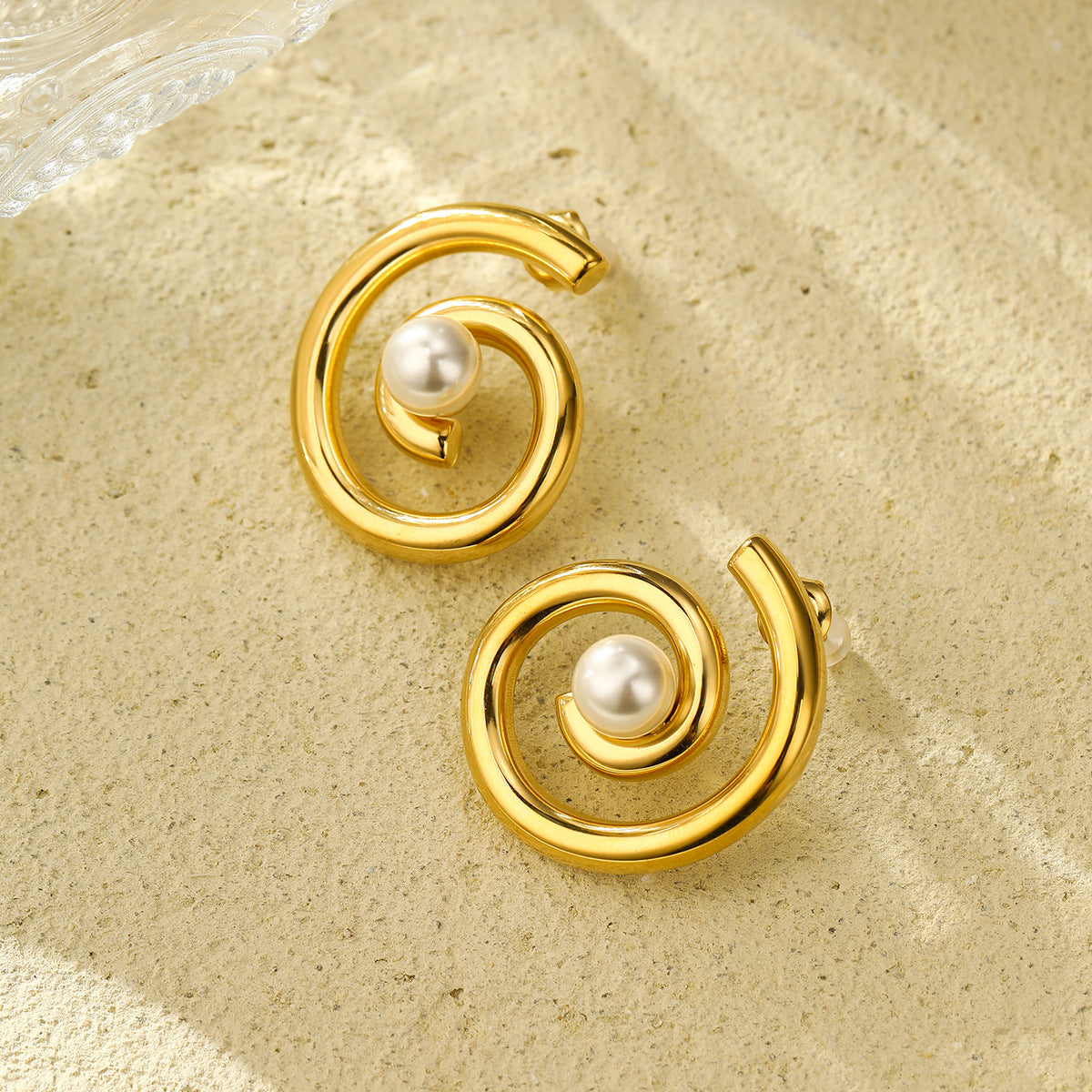 Orecchini a perno a spirale in acciaio inossidabile placcato oro 18 carati con perle, stile minimalista, da donna