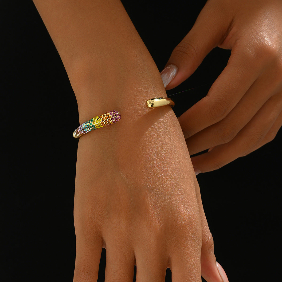 Pulsera de esclava abierta ajustable de lujo minimalista para mujer con incrustaciones de pedrería y diseño circular geométrico