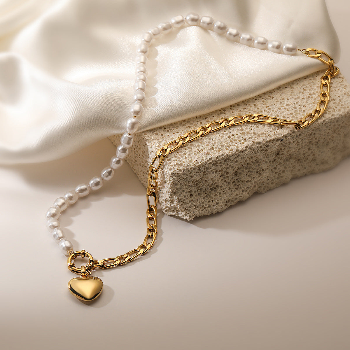 Collana da Donna Minimalista con Perle in Acciaio Inossidabile Placcato Oro 18K a Forma di Cuore
