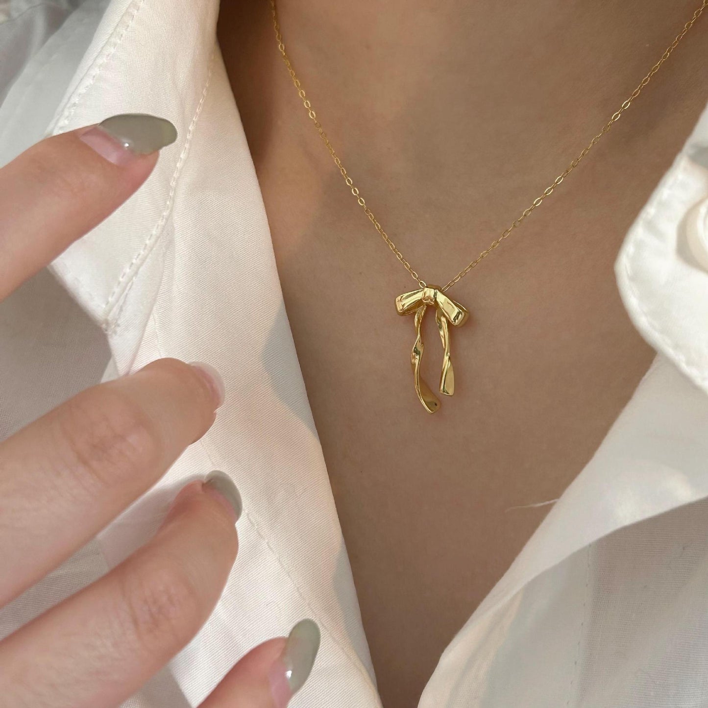 Collana minimalista a forma di fiocco in argento sterling 925 con placcatura in oro su catena a maglie per donna