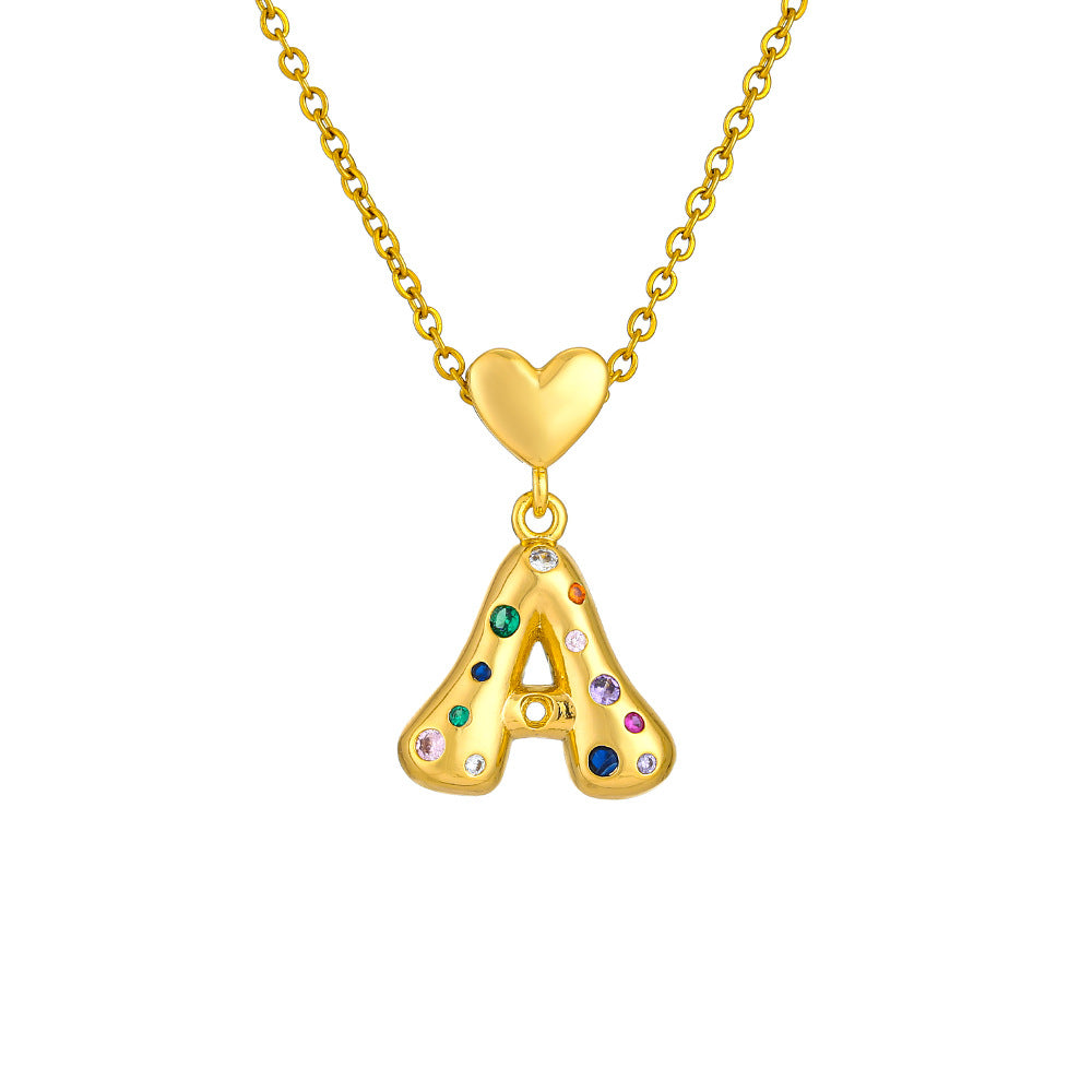Elegante collana con ciondolo a lettera e cuore da donna in acciaio inossidabile con catena a maglie e dettagli a micro-pavé