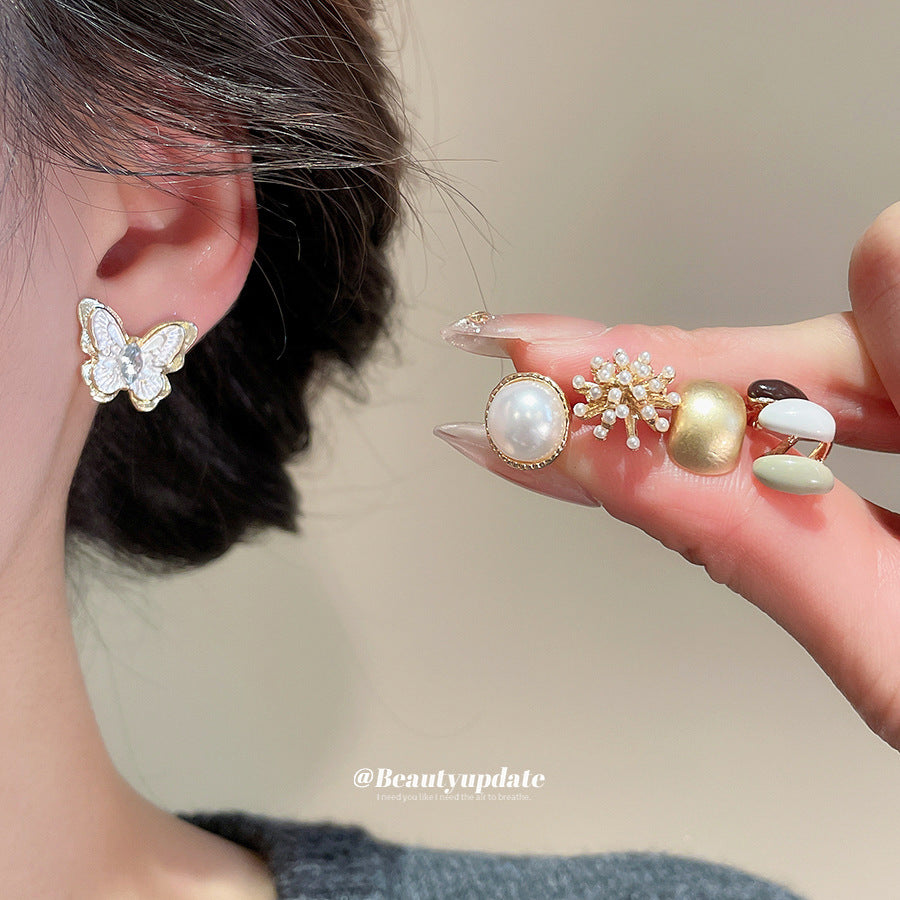 Set di orecchini a perno con perle a farfalla e floreali da donna con perni in acciaio, finitura smaltata, stile minimalista per tutti i giorni