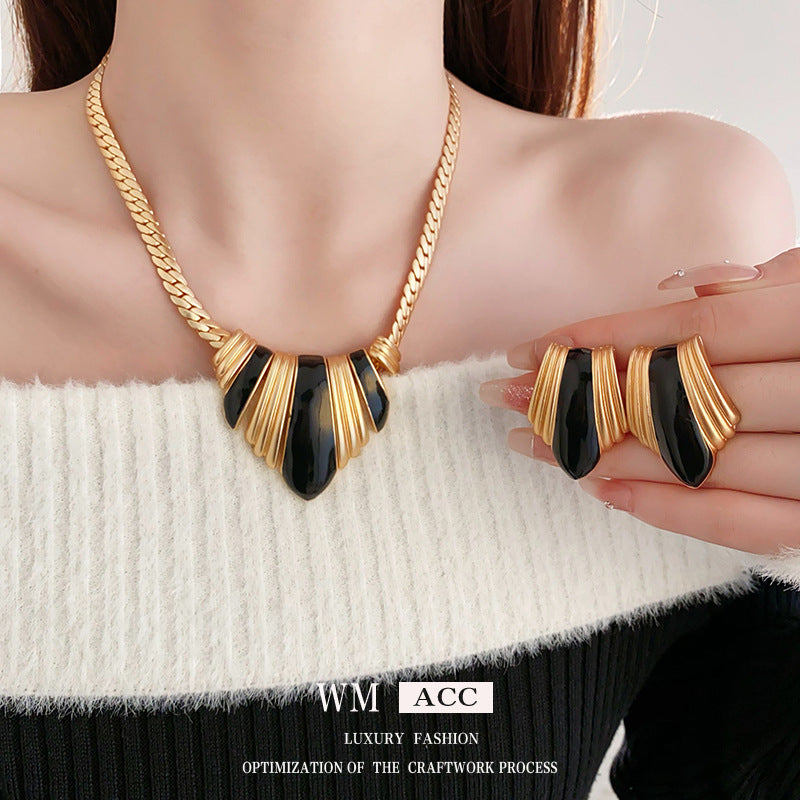 Vintage Geometric Pendant Necklace in Alloy with Enamel Finish for Women, Lightweight Luxury-Style Jewelry