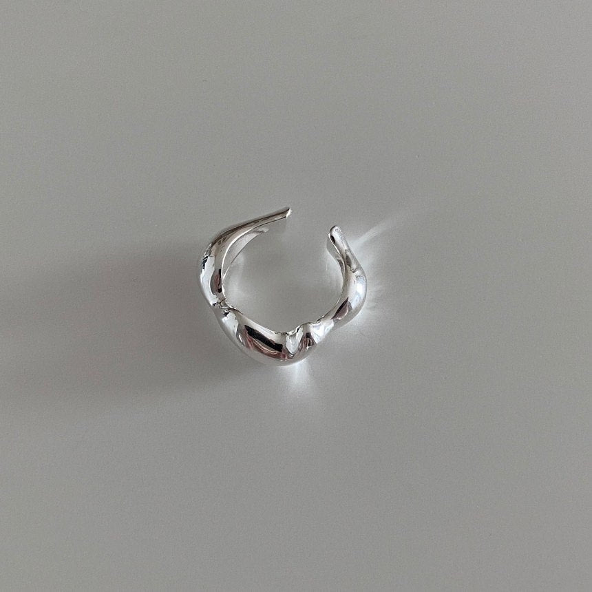 Anello da donna minimalista a forma di cuore irregolare in argento sterling 925 con dettaglio a grana quadrata smussata