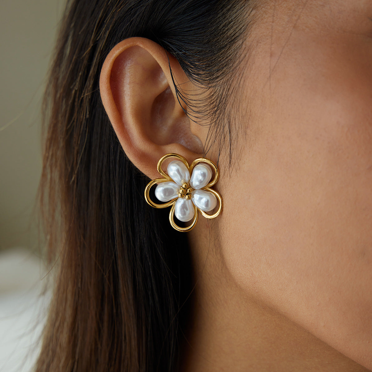 Pendientes de tuerca minimalistas geométricos de acero inoxidable con acabado chapado y adorno floral para mujer