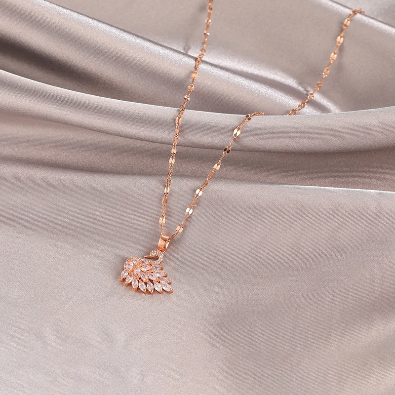 Collana clavicola placcata in acciaio al titanio con forma floreale irregolare dal design originale, con ciondolo a cigno in zircone per donna